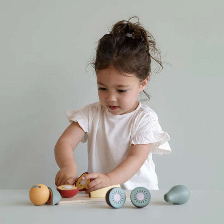 Little Dutch - Cutting fruit